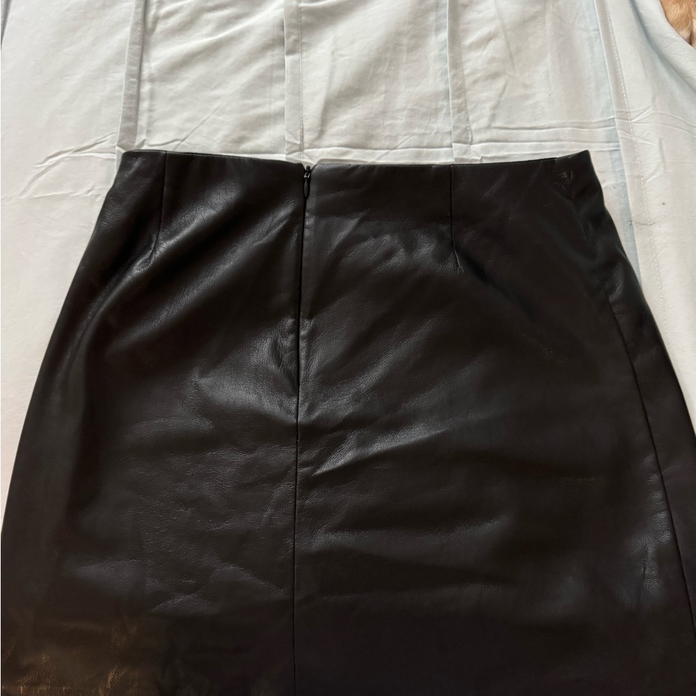Aritizia faux leather size 10 skirt - Picture 2 of 2